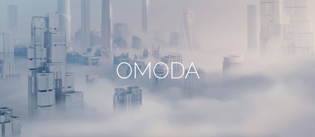 Logo OMODA sur fond de paysage urbain futuriste et brumeux, illustrant la vision de marque globale et l'architecture sonore pour le marché MENA